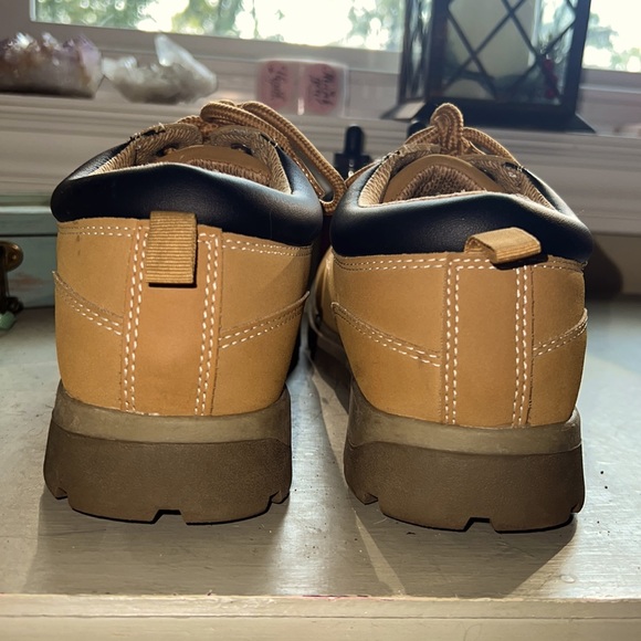 Men’s Size 8 Tan Shoes - Picture 2 of 4